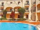 Basen w hotelu Blu Morisco z widokiem na budynek