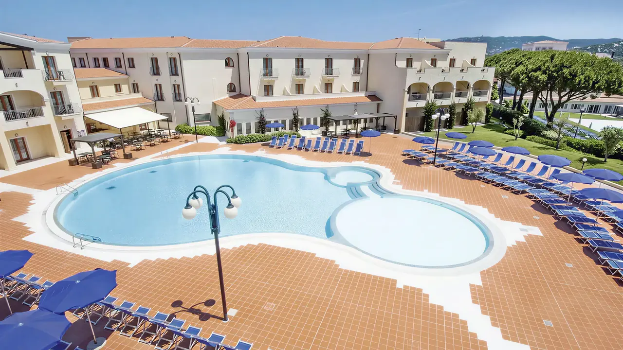 Basen i leżaki w hotelu Blu Morisco
