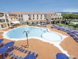 Basen i leżaki w hotelu Blu Morisco