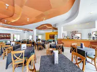 Restauracja w Blu Morisco z nakrytymi stołami