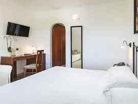 Jasna sypialnia z białym łóżkiem w Blu Morisco