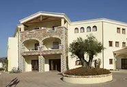 Elewacja budynku Blu Morisco z ozdobnym drzewem