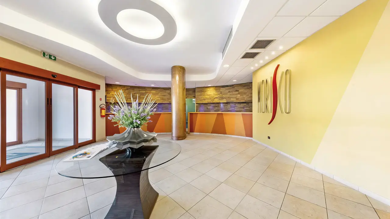Nowoczesne lobby w Blu Morisco z szklanym stołem