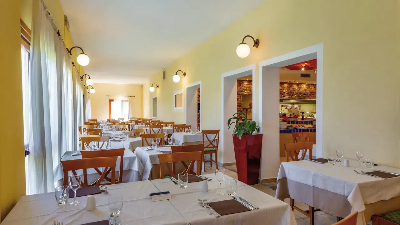 Restauracja w hotelu Blu Morisco z nakrytymi stołami
