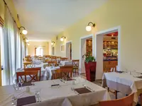 Restauracja w hotelu Blu Morisco z nakrytymi stołami