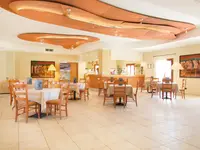 Restauracja w Blu Morisco z nakrytymi stołami