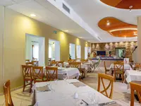 Restauracja z nakrytymi stołami w Blu Morisco
