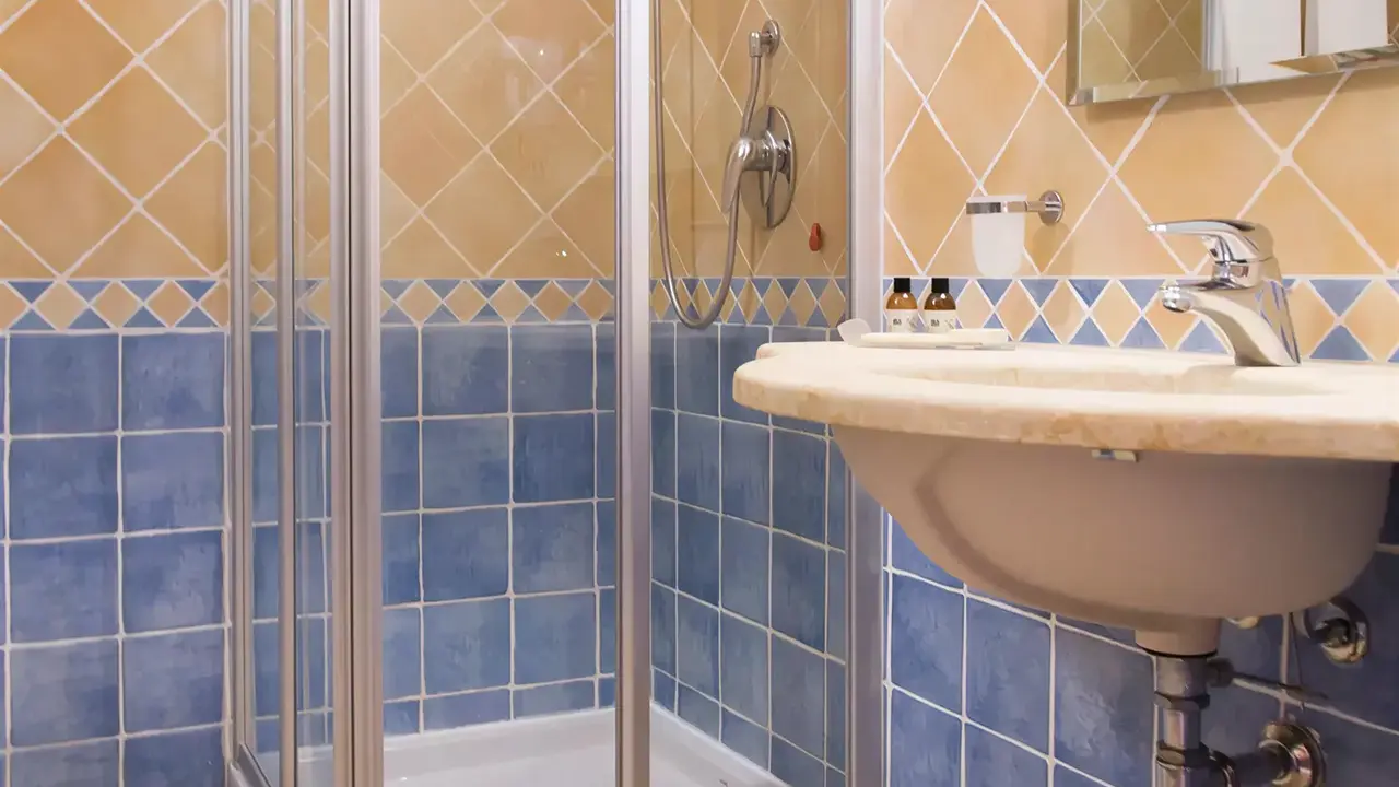 Łazienka z kabiną prysznicową w Blu Morisco