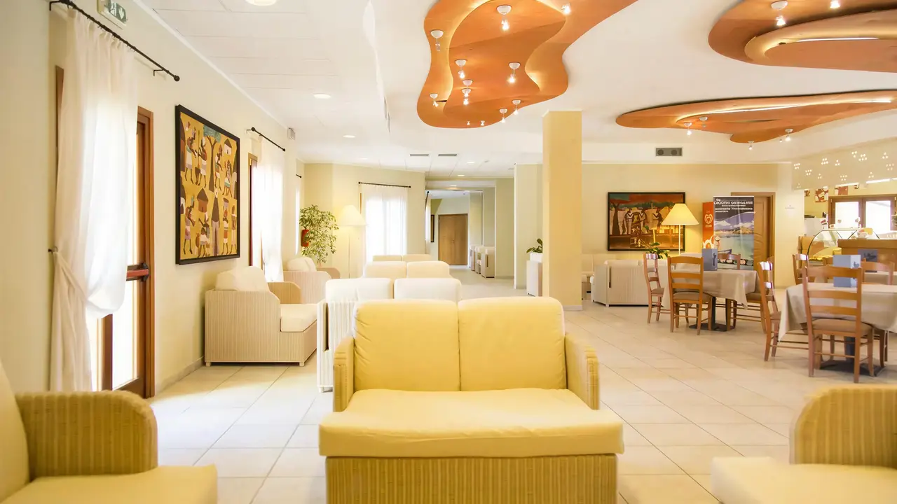 Jasny salon z wygodnymi sofami w Blu Morisco
