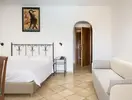 Wnętrze pokoju z łóżkiem w Blu Morisco