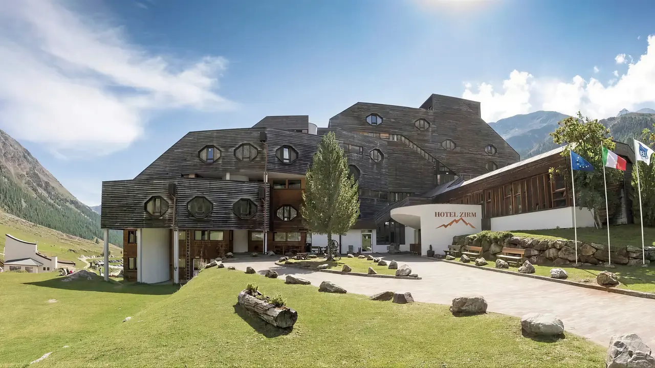 Elewacja budynku Blu Senales Active & Family Resort w górskim otoczeniu