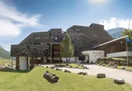 Elewacja budynku Blu Senales Active & Family Resort w górskim otoczeniu