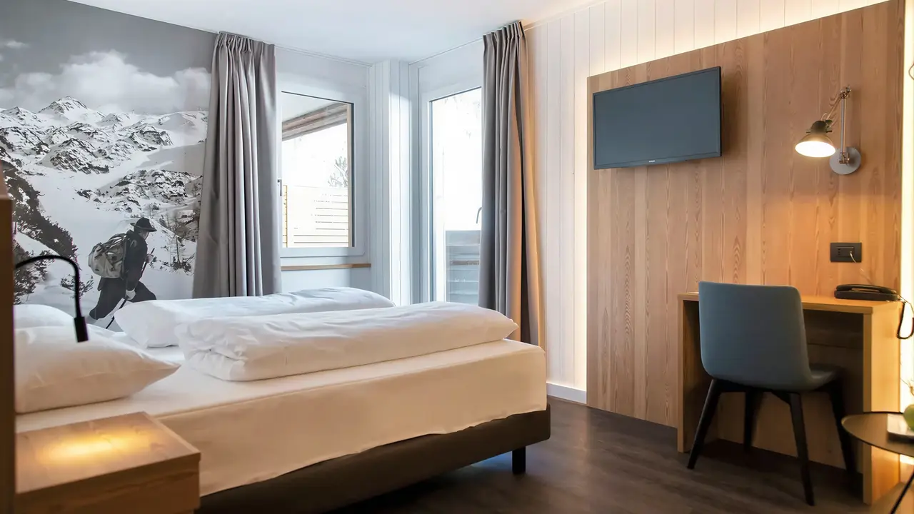 Nowoczesny pokój z łóżkiem w Blu Senales Active & Family Resort