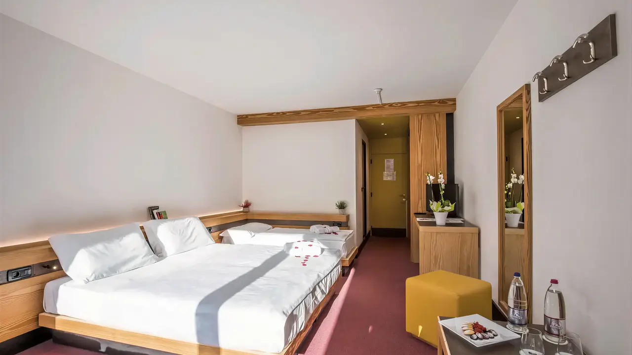 Pokój z łóżkami w Blu Senales Active & Family Resort