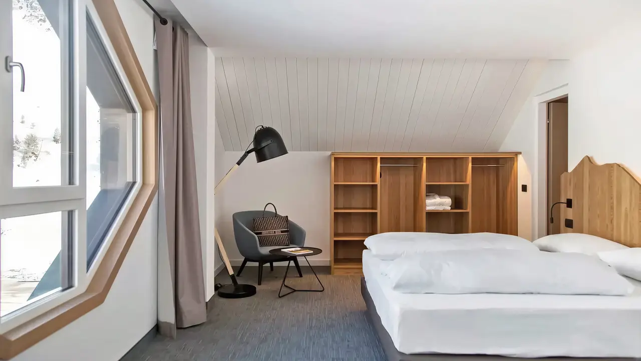 Nowoczesny pokój z łóżkiem w Blu Senales Active & Family Resort