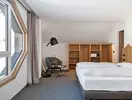 Nowoczesny pokój z łóżkiem w Blu Senales Active & Family Resort
