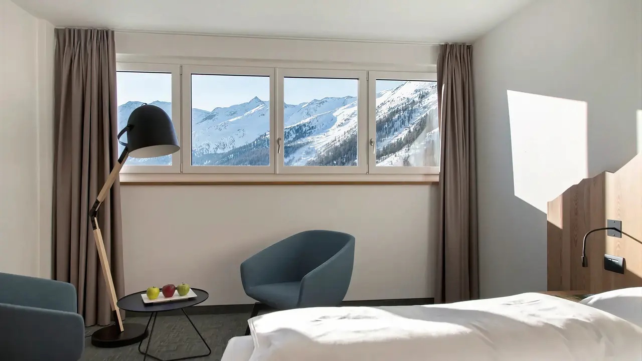 Wnętrze pokoju w Blu Senales Active & Family Resort z widokiem na góry