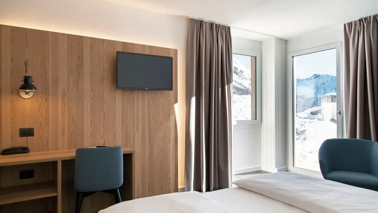 Wnętrze pokoju z łóżkiem w Blu Senales Active & Family Resort