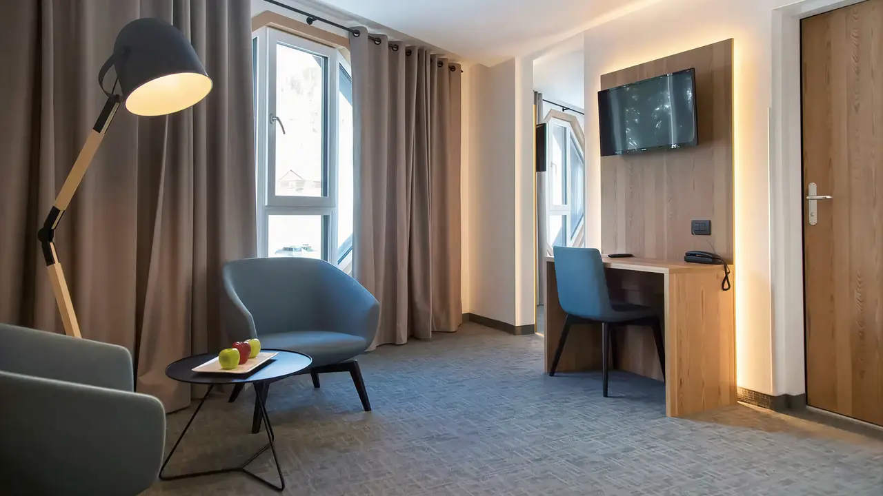 Nowoczesny pokój z salonem w Blu Senales Active & Family Resort