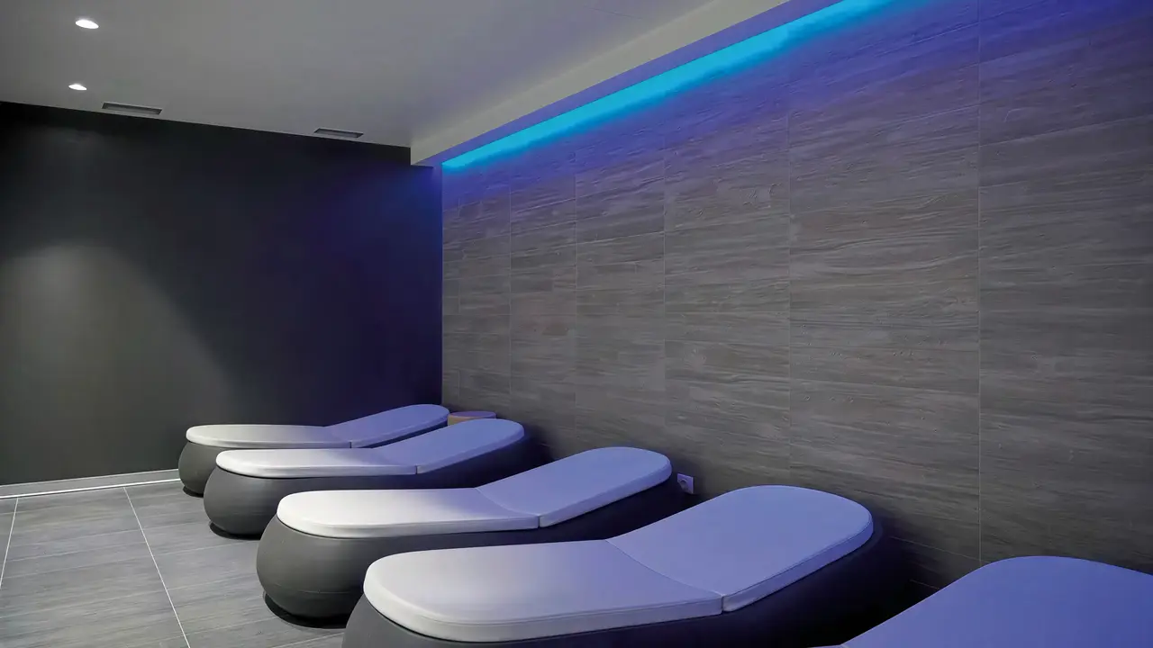 Strefa relaksu z leżakami w Blu Senales Active & Family Resort