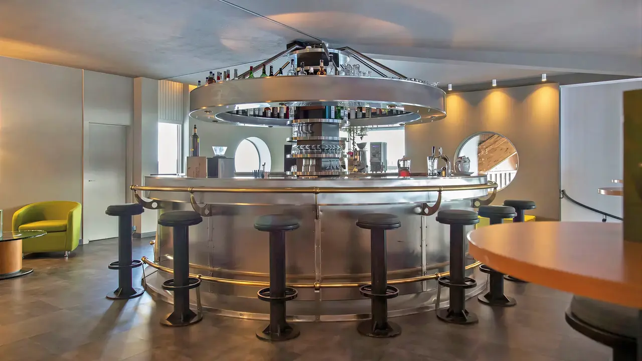 Nowoczesny bar w hotelu Blu Senales Active & Family Resort