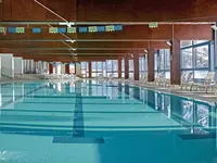 Kryty basen w Blu Senales Active & Family Resort z leżakami