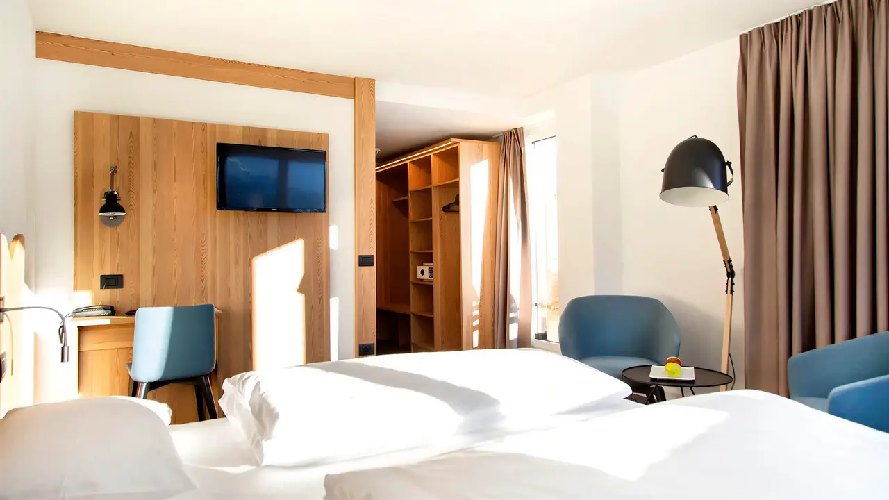 Nowoczesny pokój z łóżkiem w Blu Senales Active & Family Resort