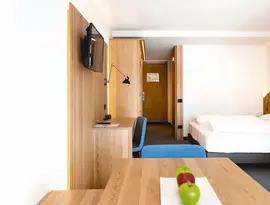 Nowoczesny pokój z łóżkiem w Blu Senales Active & Family Resort