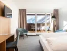 Nowoczesny pokój z widokiem w Blu Senales Active & Family Resort