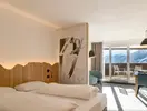 Nowoczesny pokój z łóżkiem w Blu Senales Active & Family Resort
