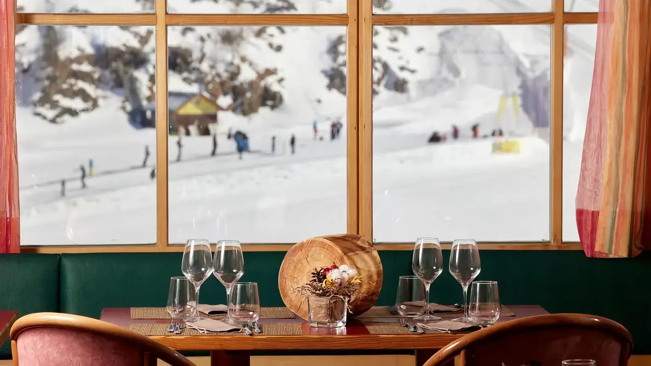 Nakryty stół w restauracji Blu Senales Active & Family Resort