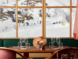 Nakryty stół w restauracji Blu Senales Active & Family Resort