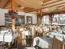 Jadalnia z ustawionymi stołami w Blu Senales Active & Family Resort