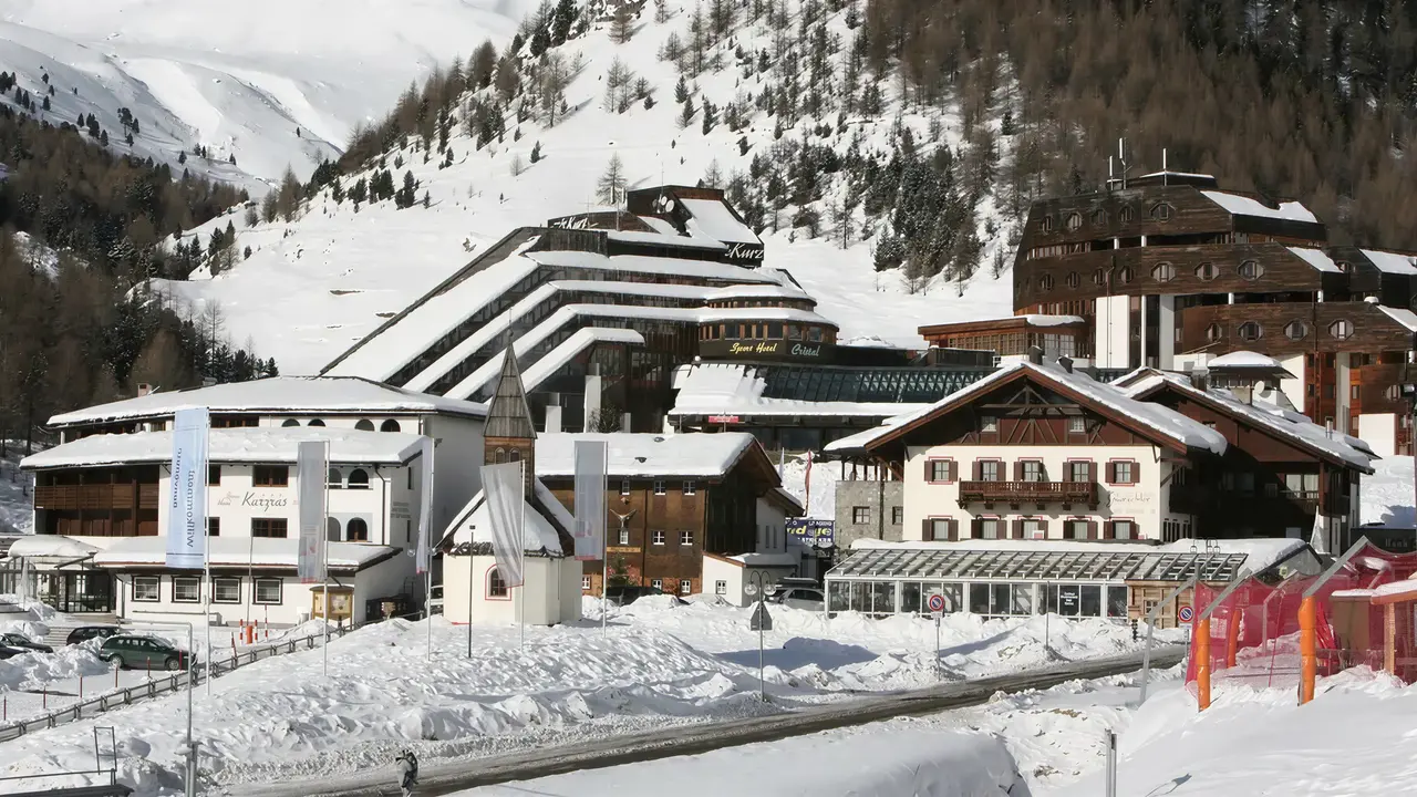 Zimowy widok na budynki Blu Senales Active & Family Resort w górach