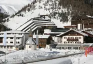 Zimowy widok na budynki Blu Senales Active & Family Resort w górach