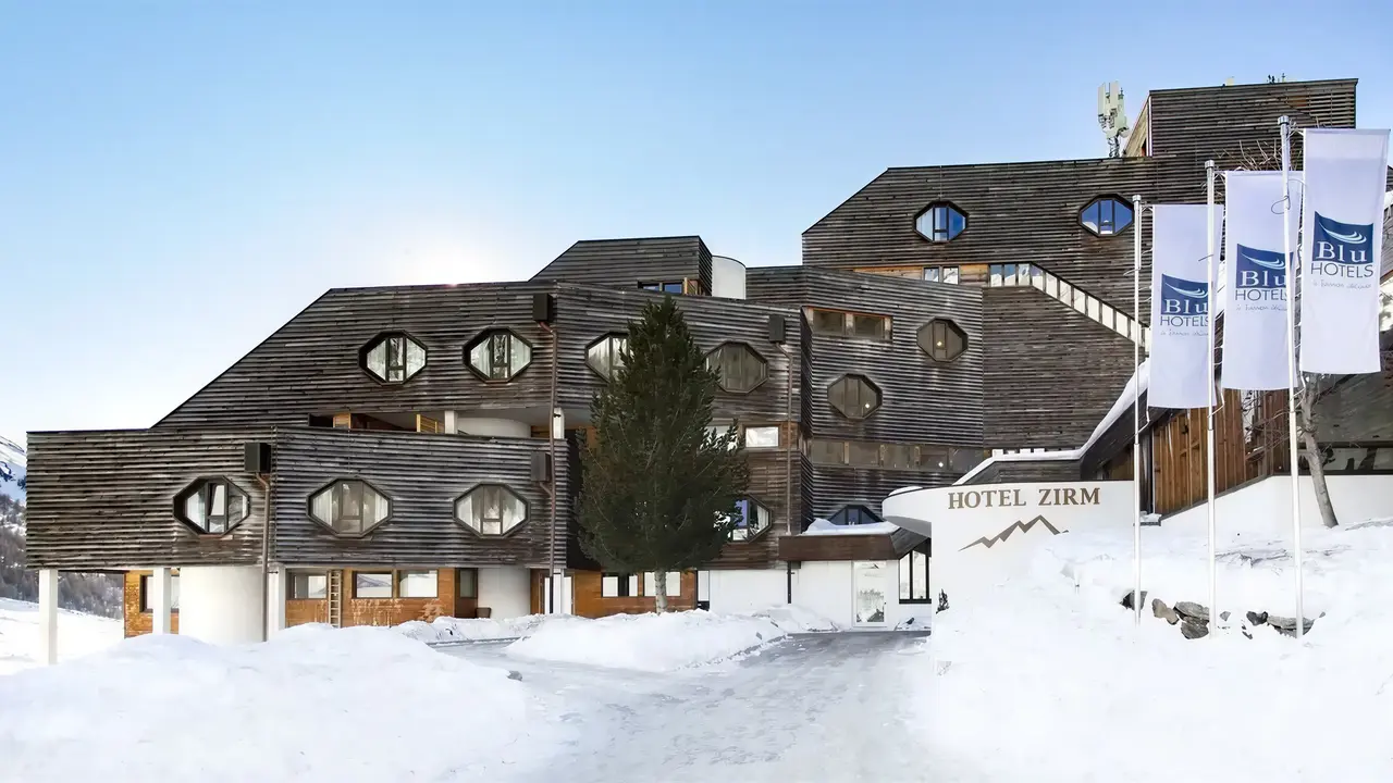 Elewacja budynku Blu Senales Active & Family Resort w zimowej scenerii