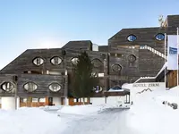 Elewacja budynku Blu Senales Active & Family Resort w zimowej scenerii