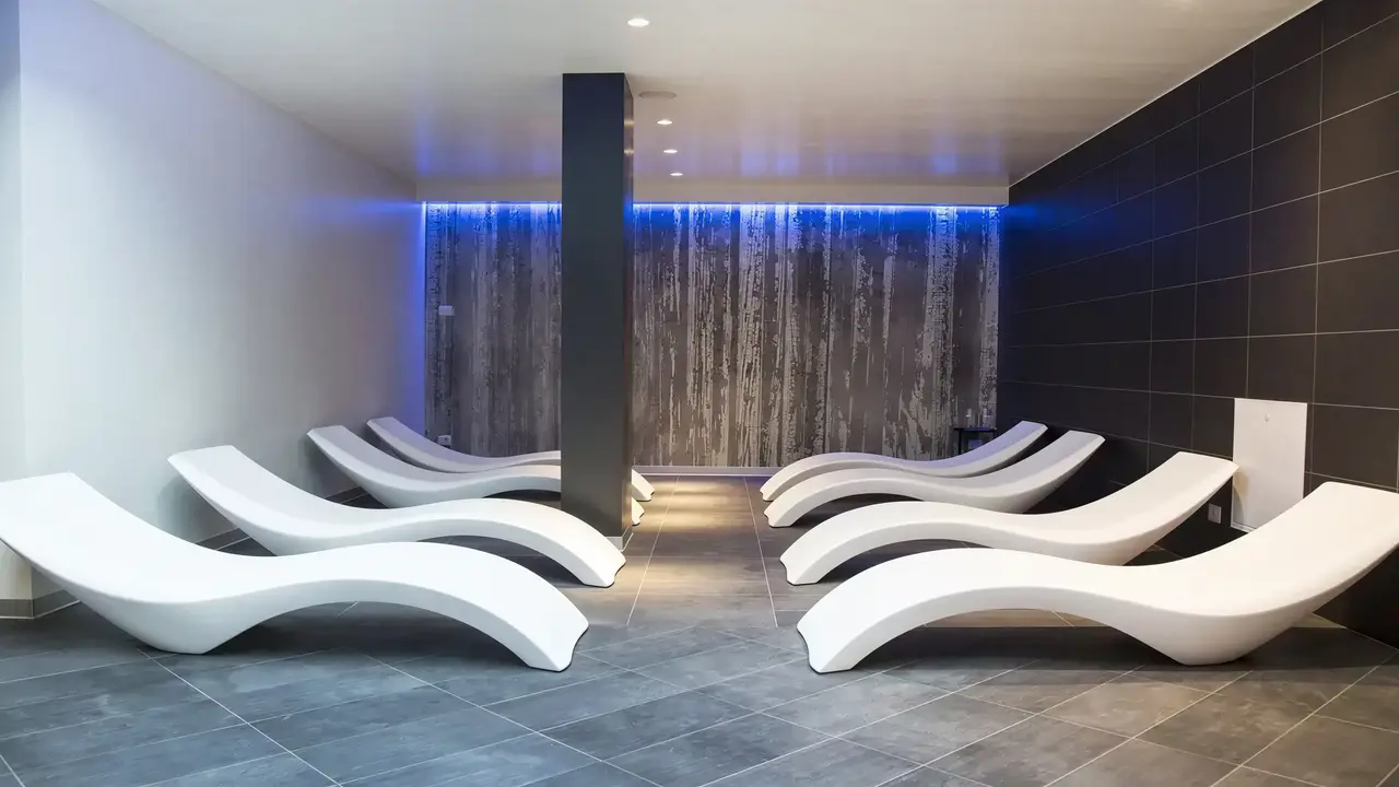 Strefa relaksu z leżakami w Blu Senales Active & Family Resort