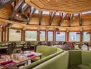 Restauracja w Blu Senales Active & Family Resort z widokiem na góry