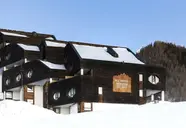 Budynek Blu Senales Active & Family Resort w zimowej scenerii