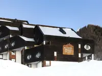 Budynek Blu Senales Active & Family Resort w zimowej scenerii