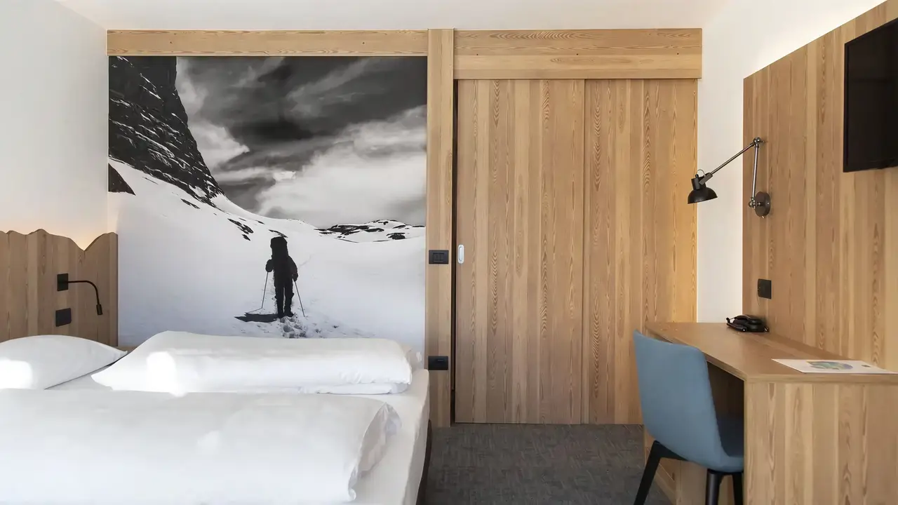Nowoczesny pokój z łóżkiem w Blu Senales Active & Family Resort