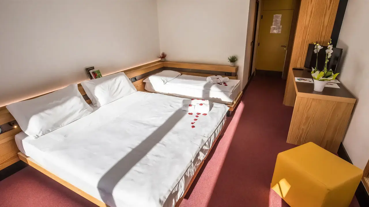 Pokój z łóżkami w Blu Senales Active & Family Resort