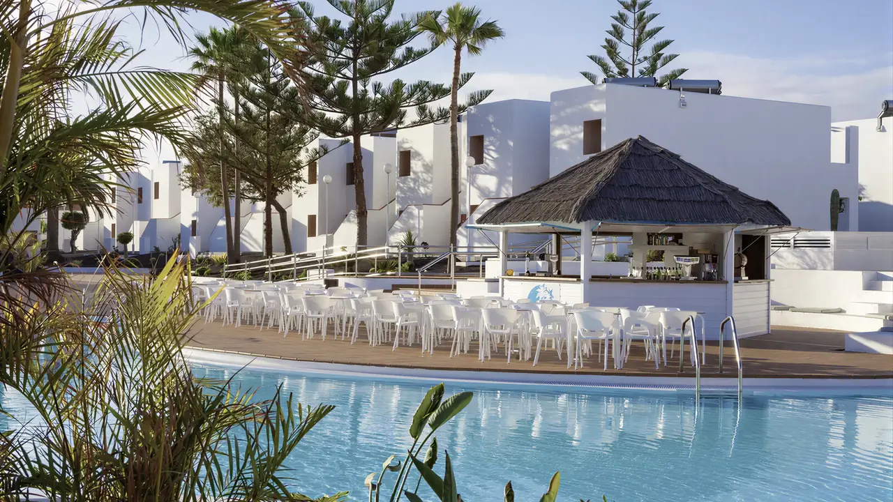 Bar przy basenie w hotelu Blue Sea Bahia de Lobos 