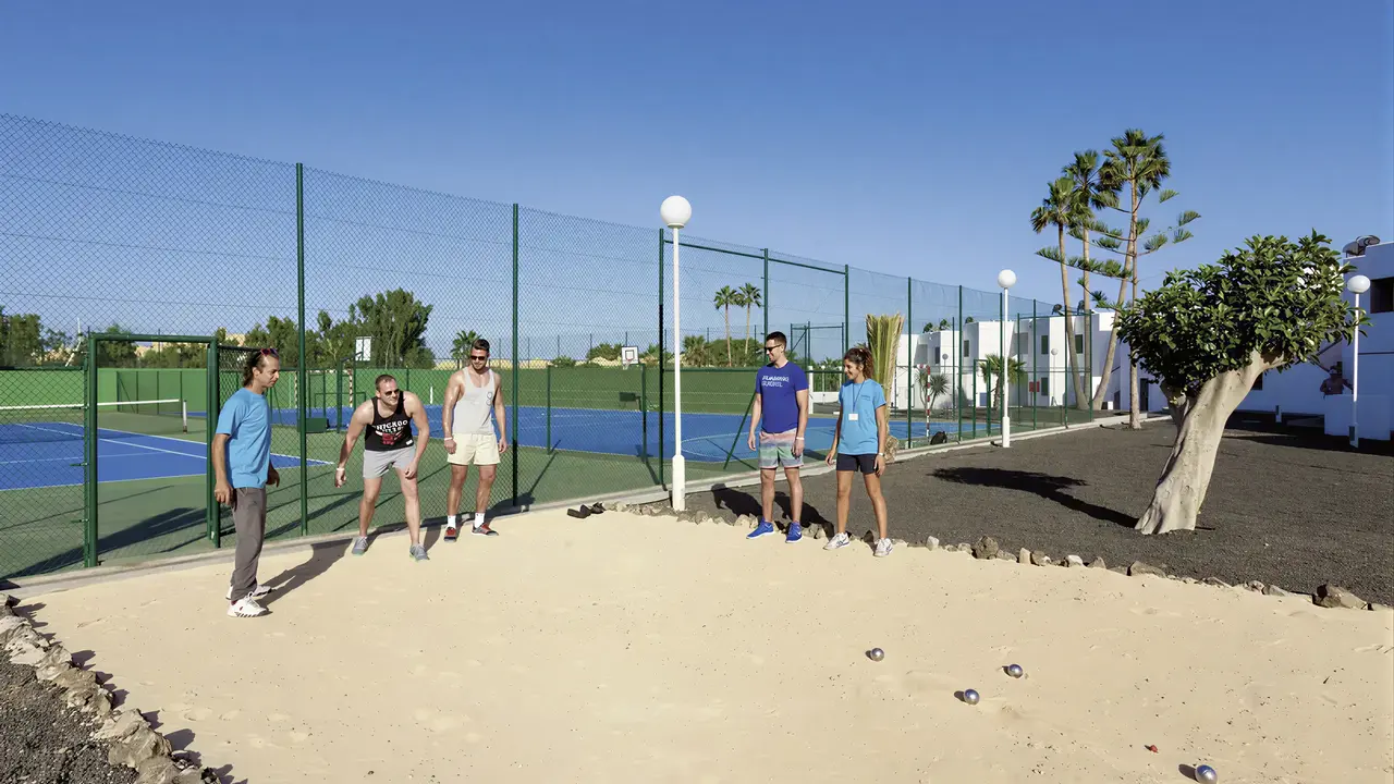 Ludzie grają w bocce w Blue Sea Bahia de Lobos 