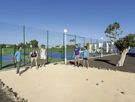 Ludzie grają w bocce w Blue Sea Bahia de Lobos 