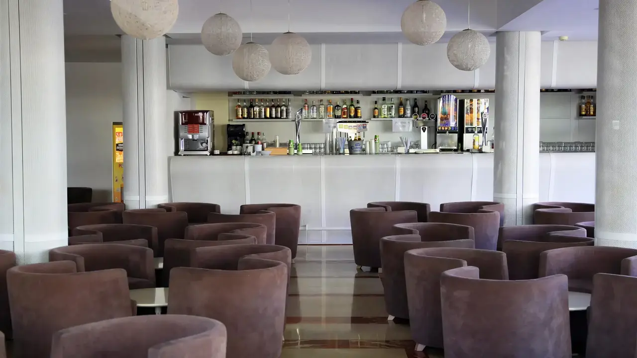 Bar z wygodnymi fotelami w Blue Sea Bahia de Lobos 