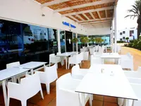 Stolik i krzesła w restauracji Blue Sea Bahia de Lobos 