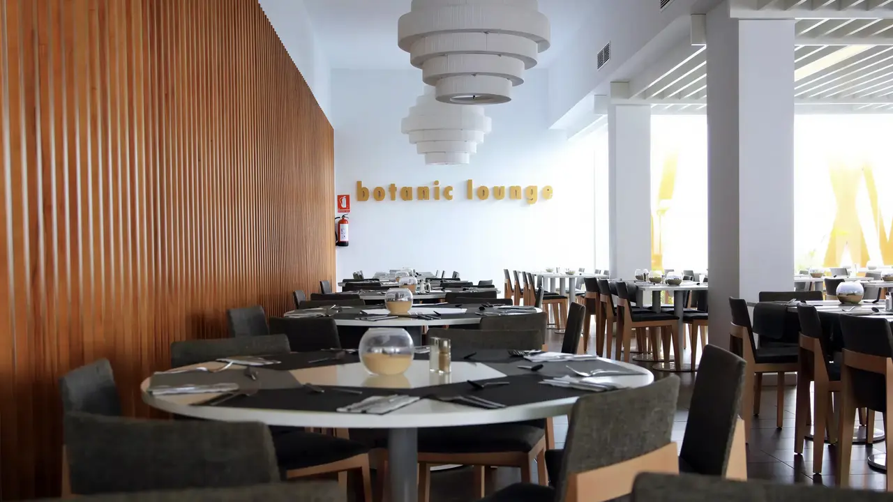 Restauracja w hotelu Blue Sea Bahia de Lobos  z nakrytymi stołami
