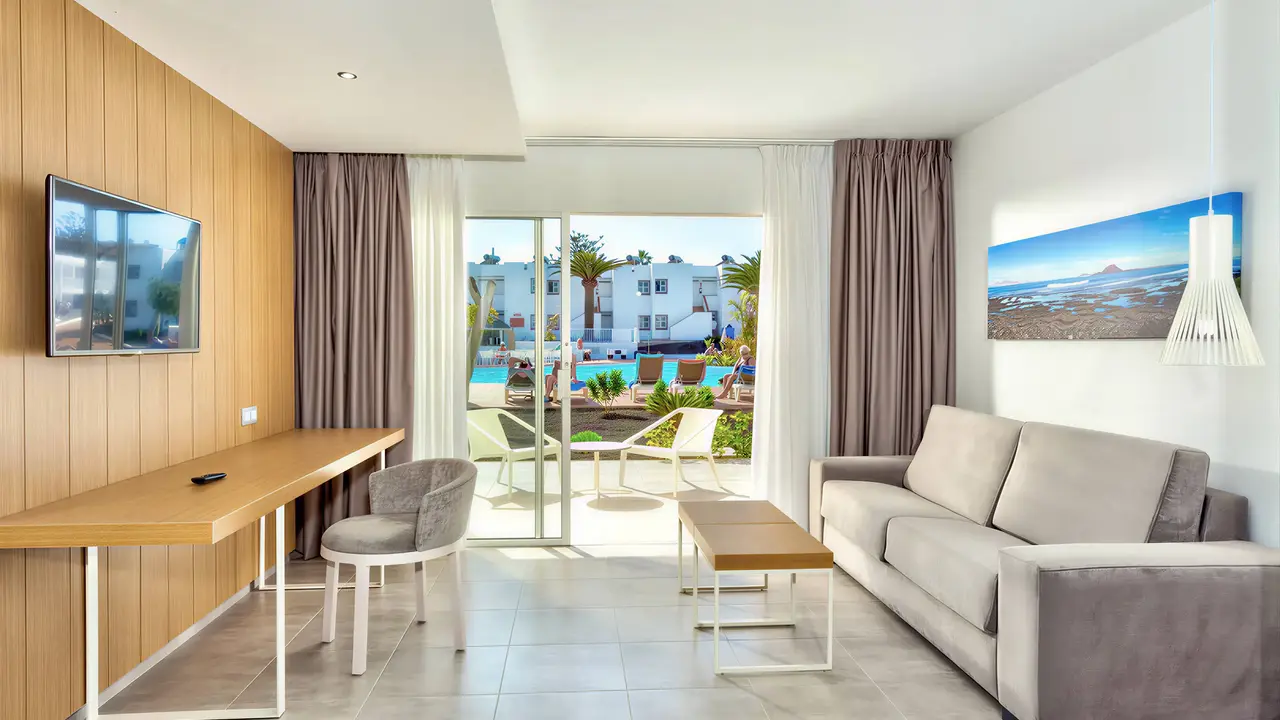 Nowoczesny salon w Blue Sea Bahia de Lobos  z widokiem na taras